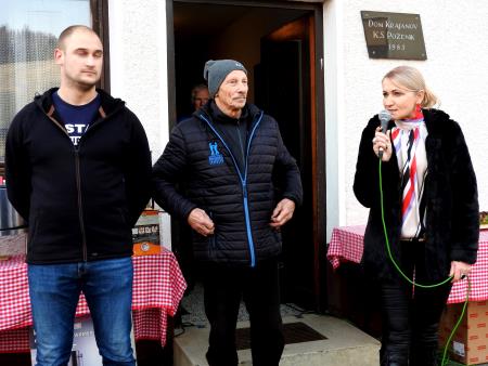 Vse prisotne je pozdravila Silva Dolinar, v sredini predsednik vaške skupnosti Matija Koritnik, na levi pa Lovro Korbar.